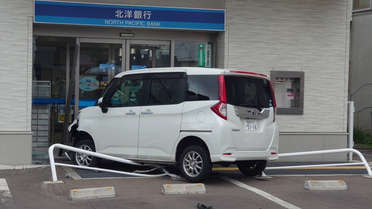 銀行に突っ込んだ車(函館市湯川町)