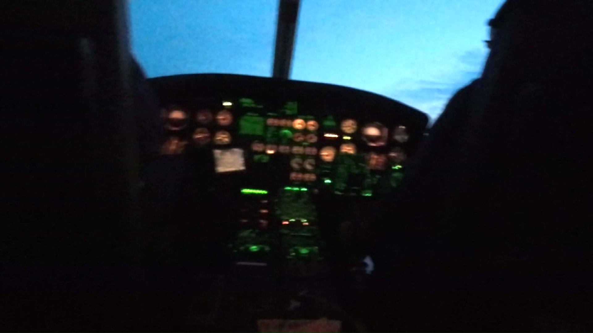 羊蹄山に向かう北海道警航空隊ヘリ（提供：道警）