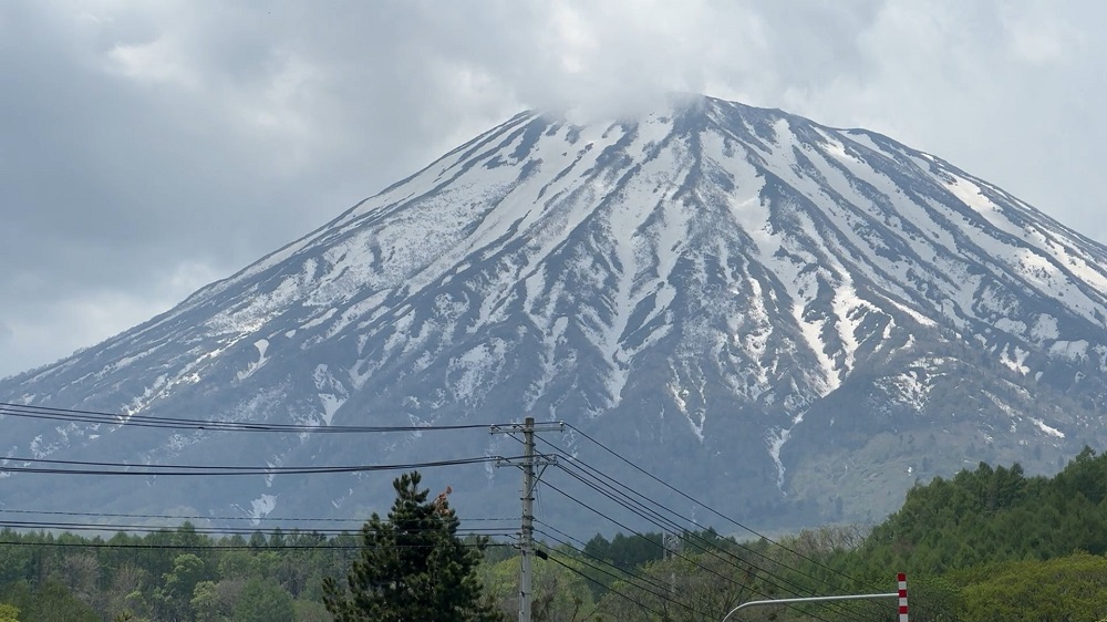 まだまだ雪が残る羊蹄山(5月19日)