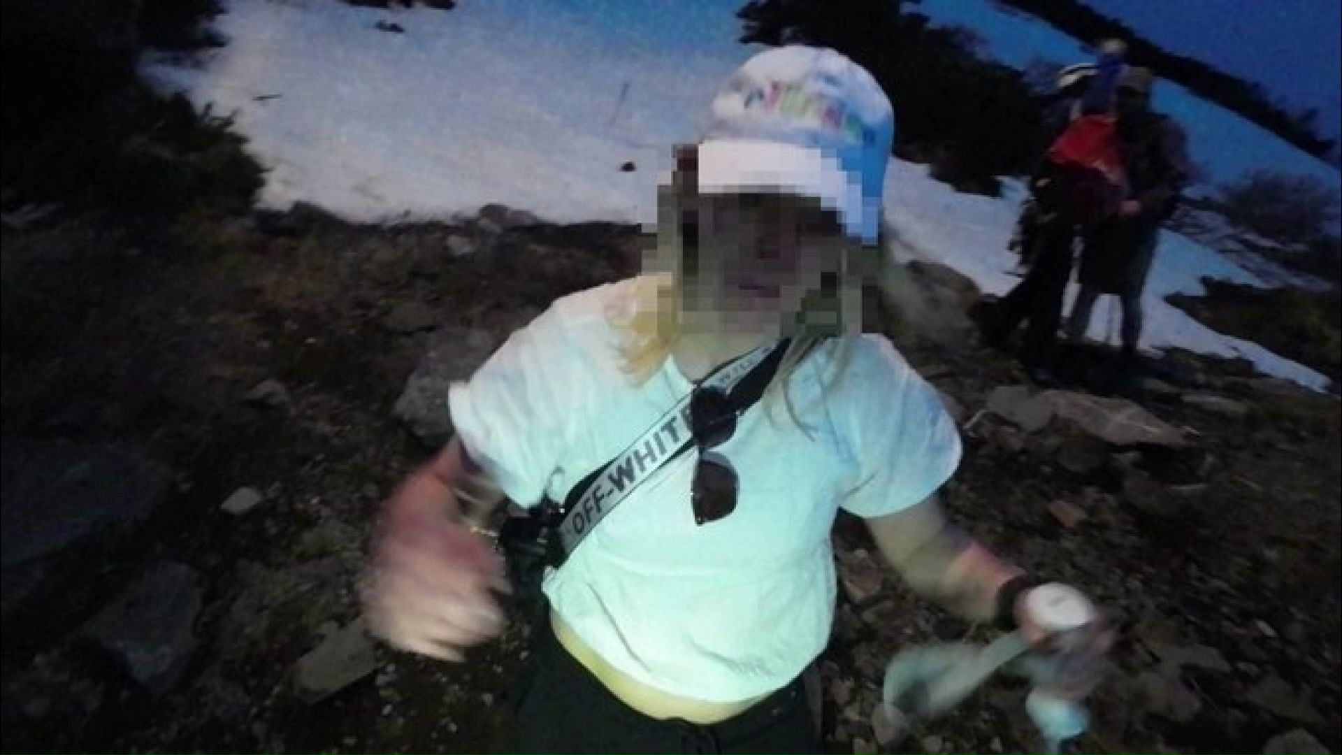 女性は半袖やキャップという山に不似合いな恰好だった（道警のXより）