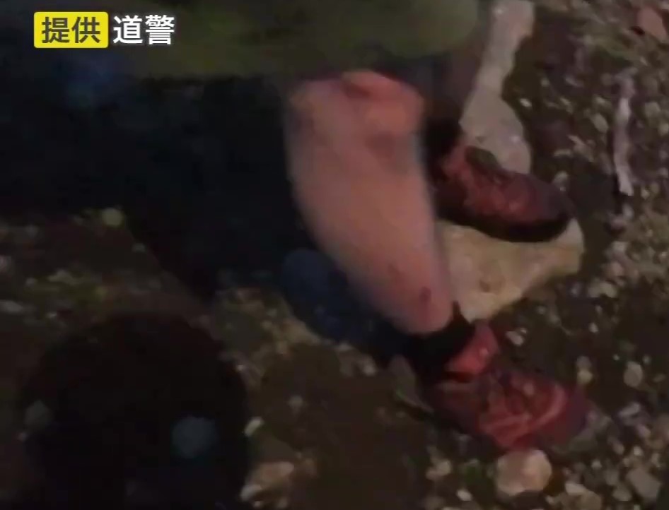 足に擦り傷を負った男性はハーフパンツ姿（提供：道警）