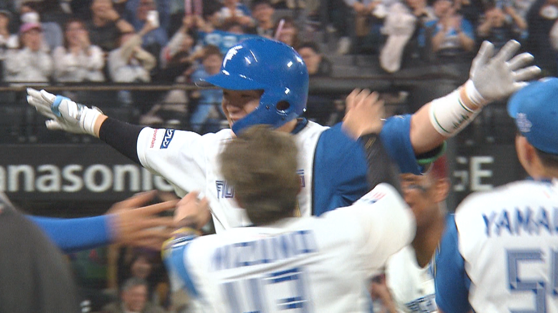 サヨナラ打を放ち喜ぶ郡司裕也選手