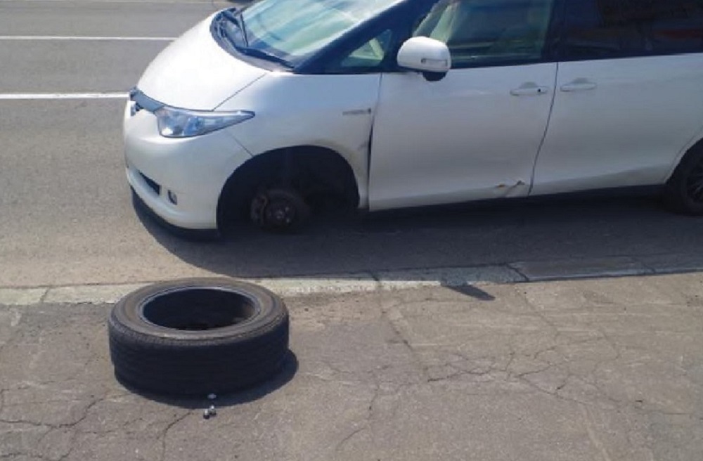 タイヤが脱落したワゴン車（写真提供：道警）
