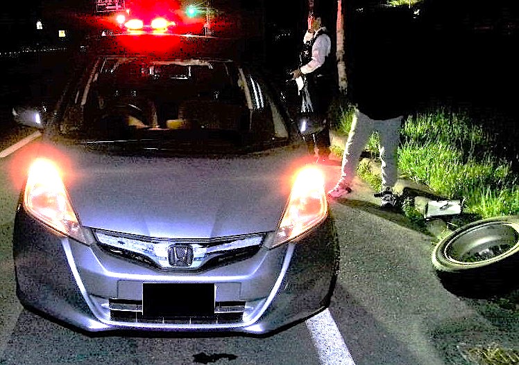 タイヤが外れた乗用車（提供：道警）