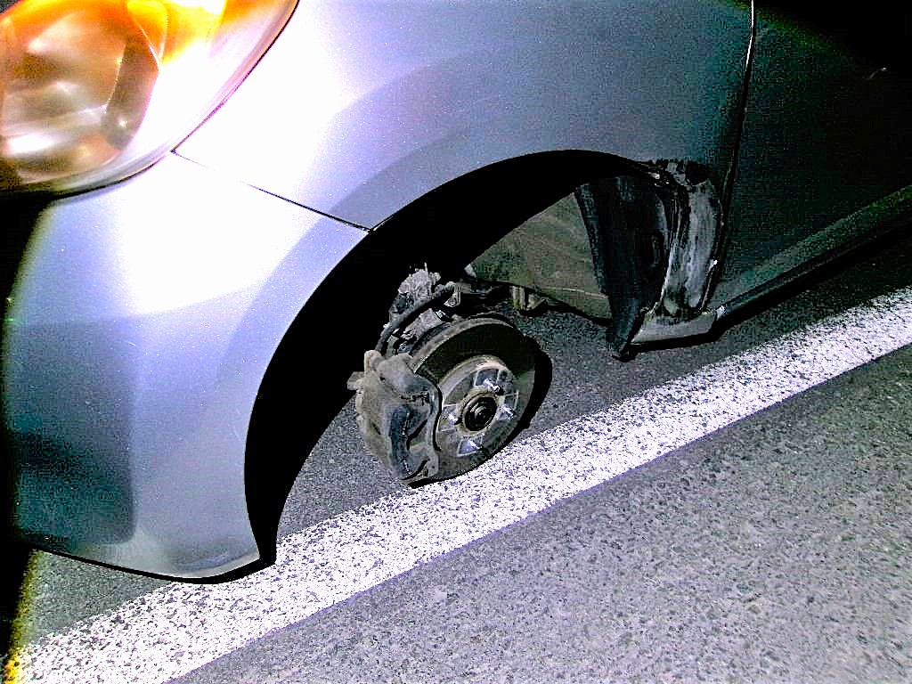 タイヤが外れた乗用車（提供：道警）