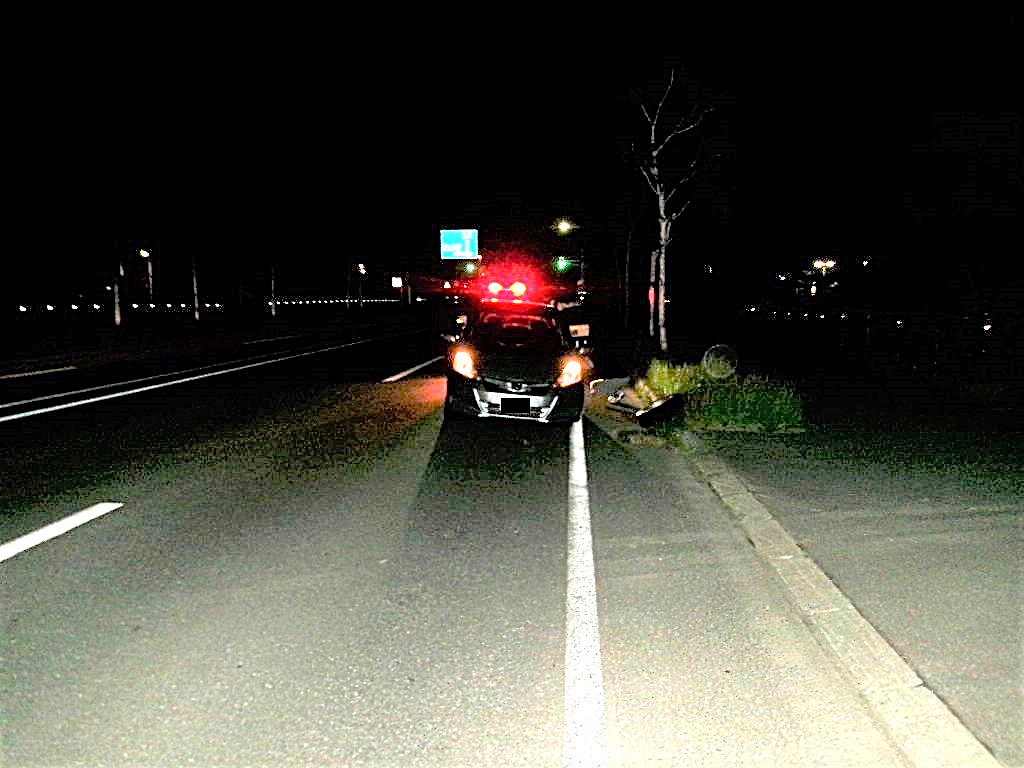 タイヤが外れた乗用車（提供：道警）