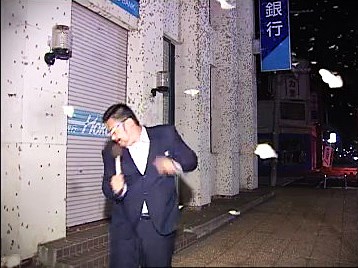 取材中にマイマイガの大群に襲われる記者（2009年）