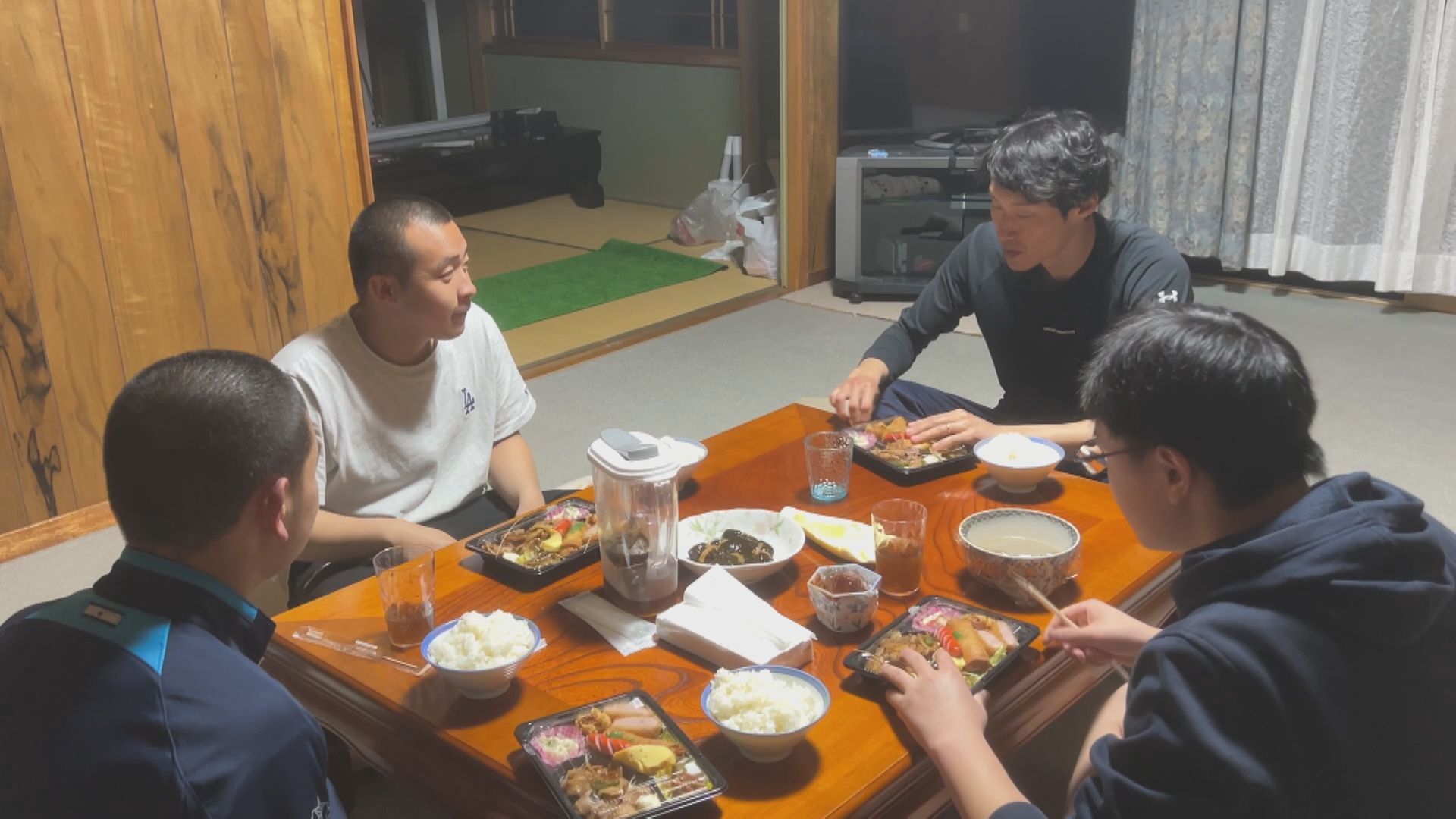 吉田監督は選手たちの寮監として生活を共にする