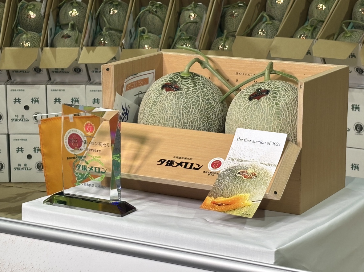 初競りに並んだ「夕張メロン」