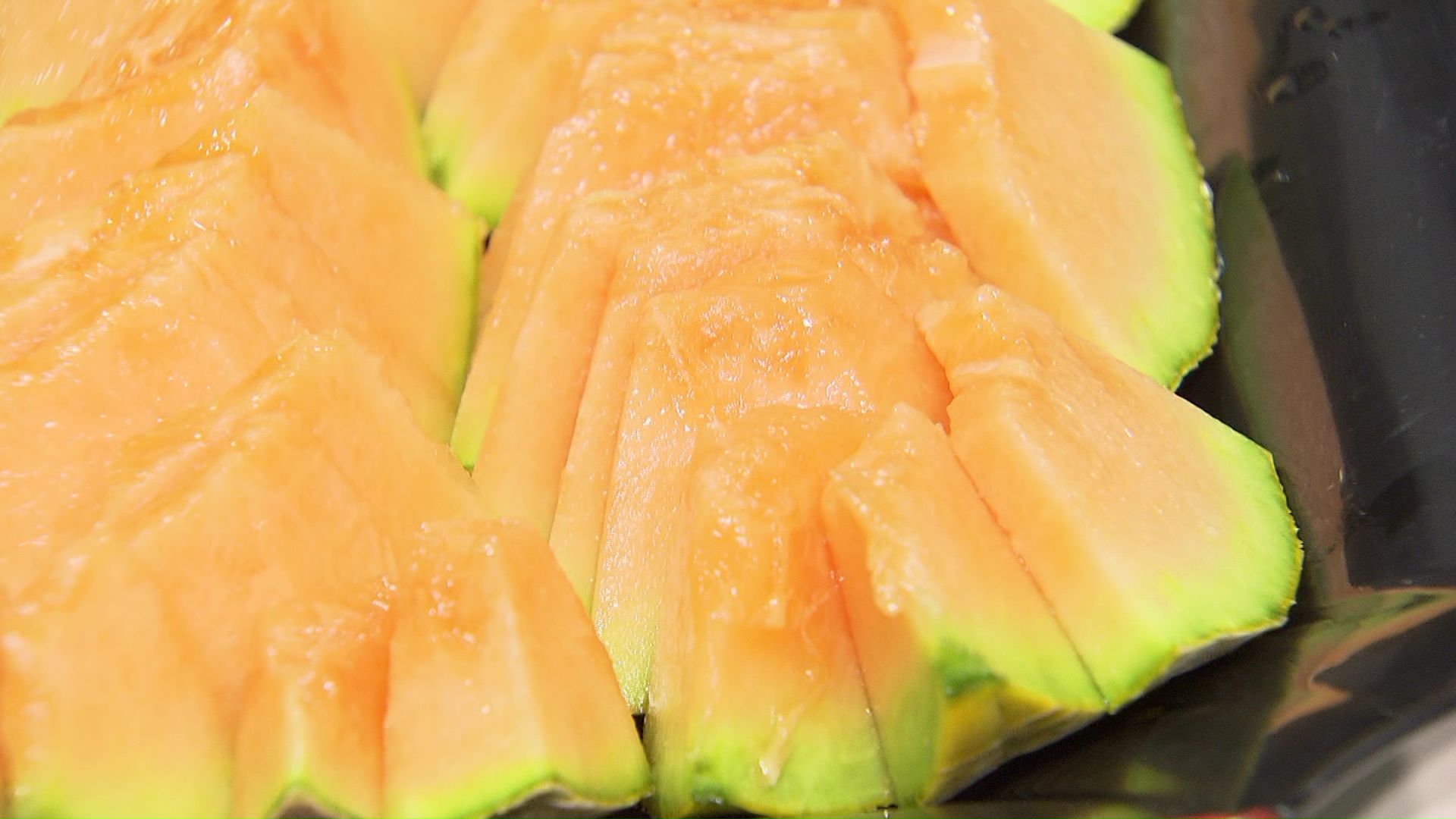 市場に並んだ甘さたっぷり夕張メロン