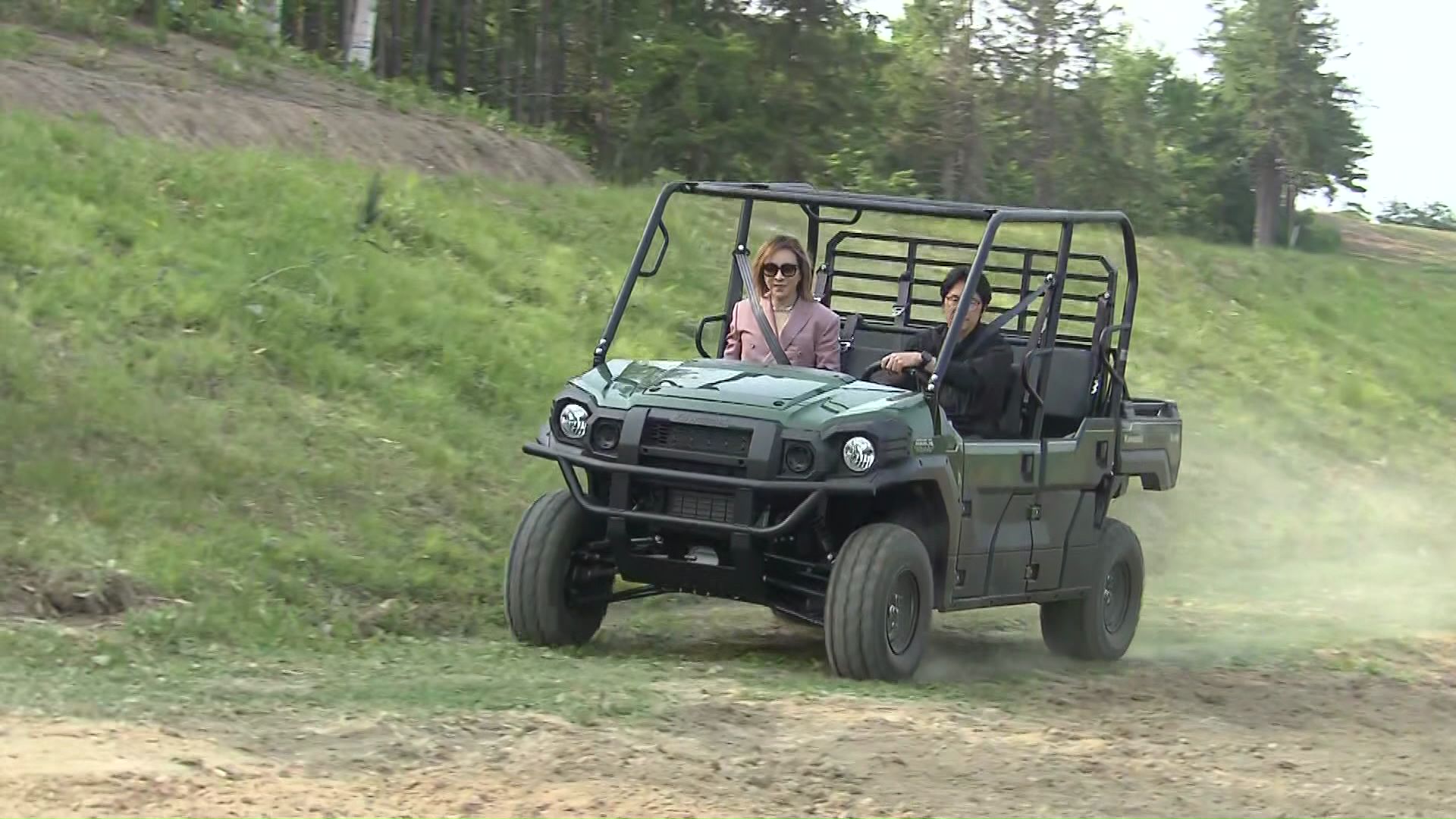 バギーに乗って登場したYOSHIKIさん