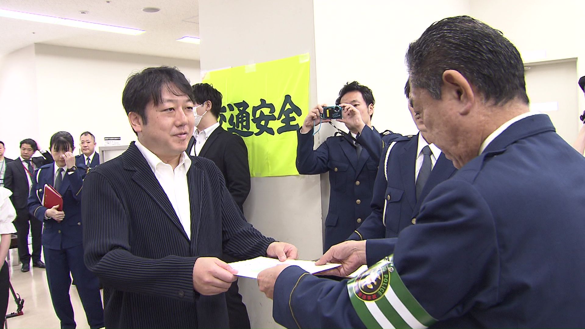 委嘱状を受け取った廣岡アナウンサー