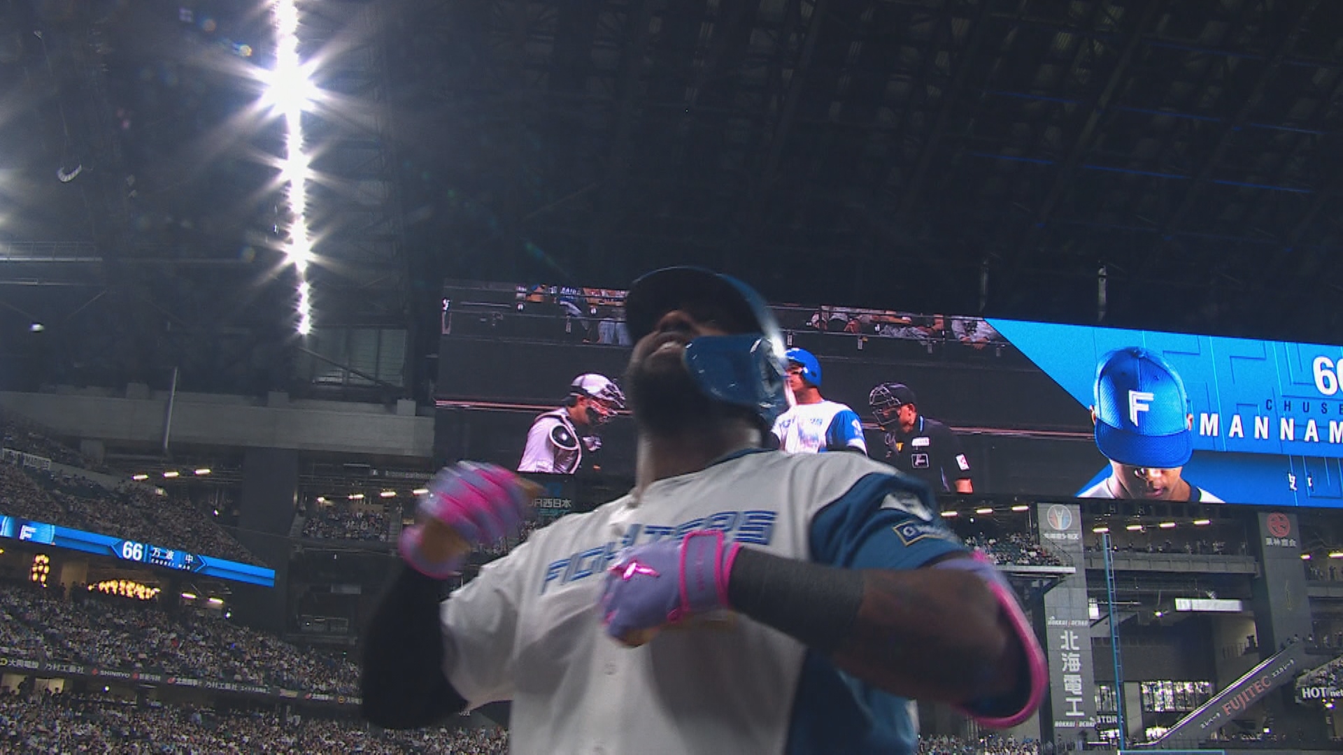 ファンにパフォーマンスを披露するレイエス選手