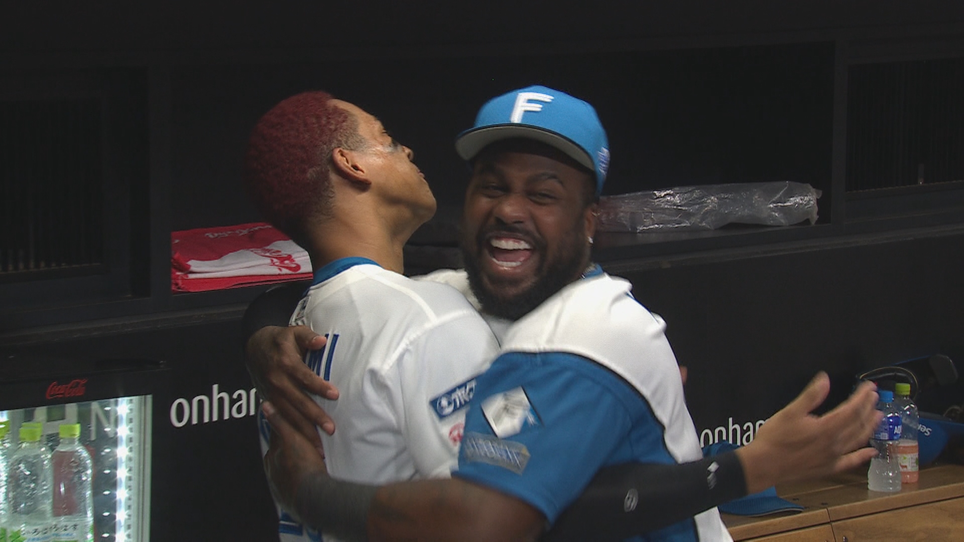 ベンチで喜びを分かち合うレイエス選手と万波選手