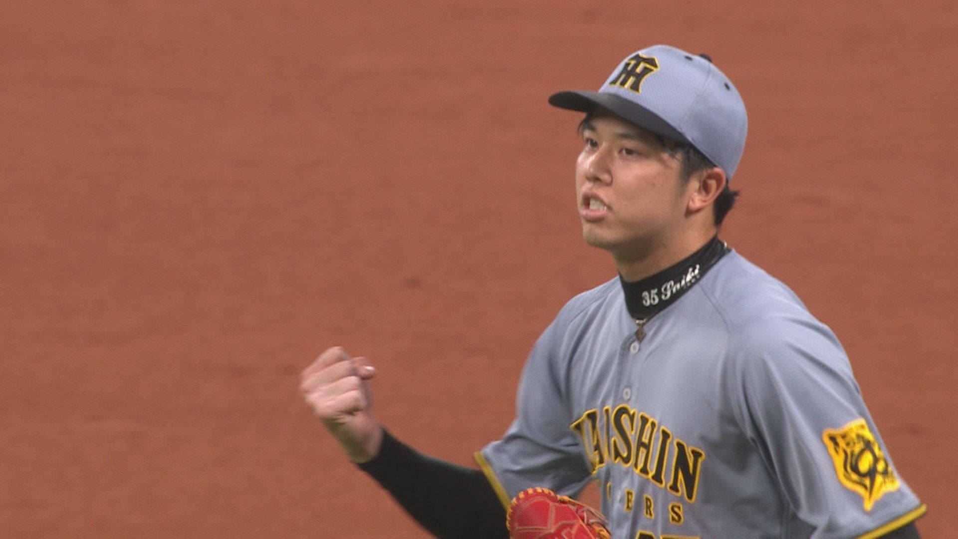 8回裏三振を奪ってマウンドを降りるタイガース才木浩人投手