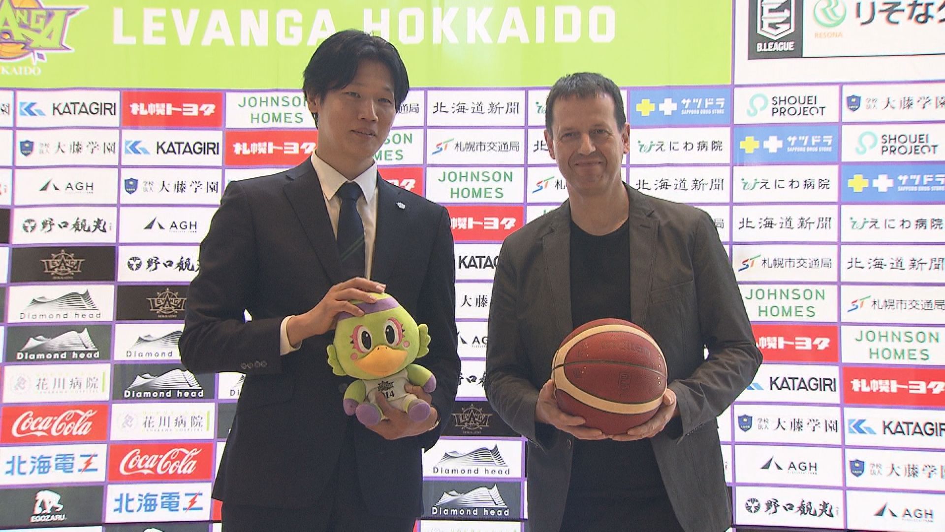 6月4日レバンガ北海道のHCに就任したトーステン・ロイブル氏（右。左は桜井良太GM）