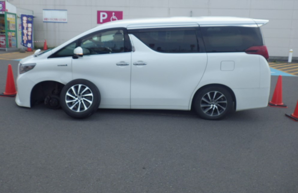 タイヤが外れた乗用車（提供：道警）