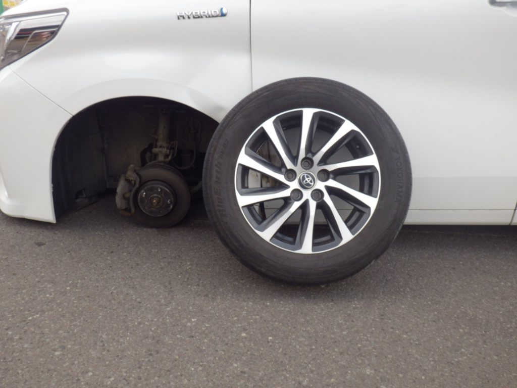 タイヤが外れた乗用車(提供:道警)