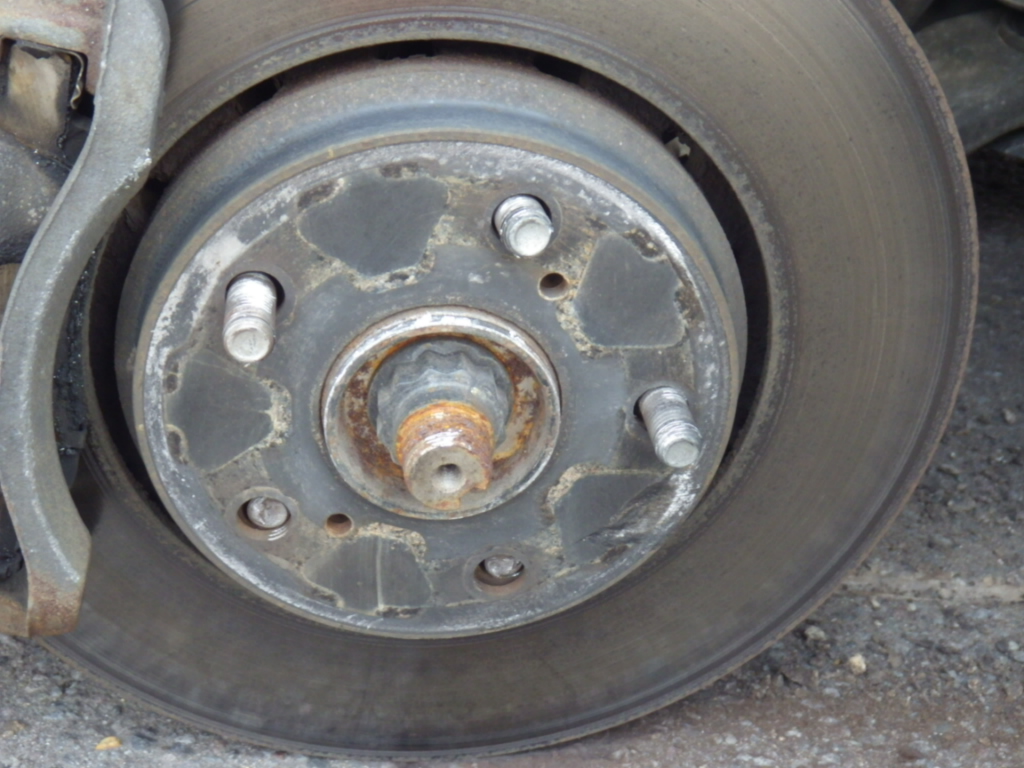 タイヤが外れた乗用車(提供:道警)