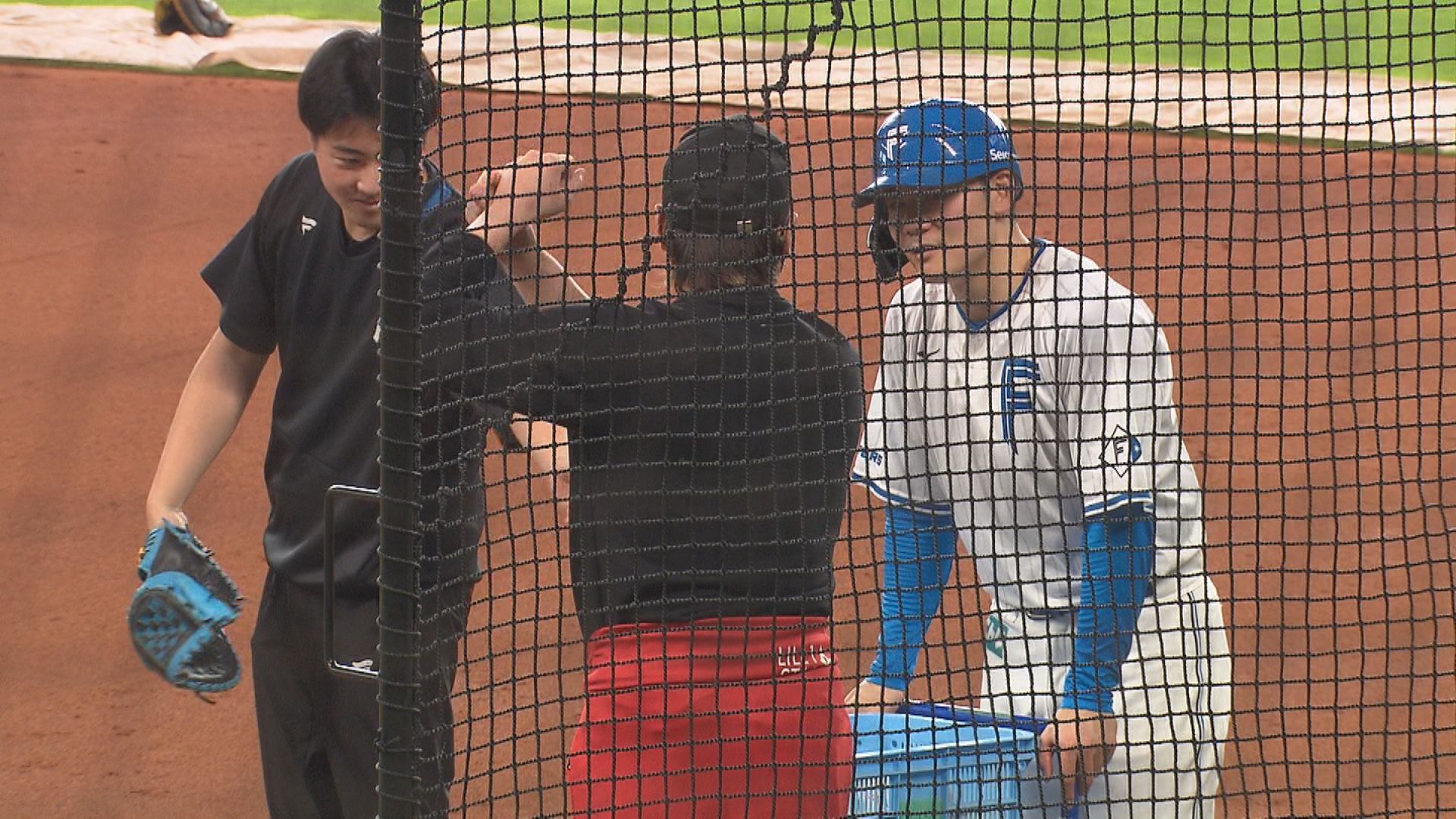 新庄監督に打撃指導される清宮選手