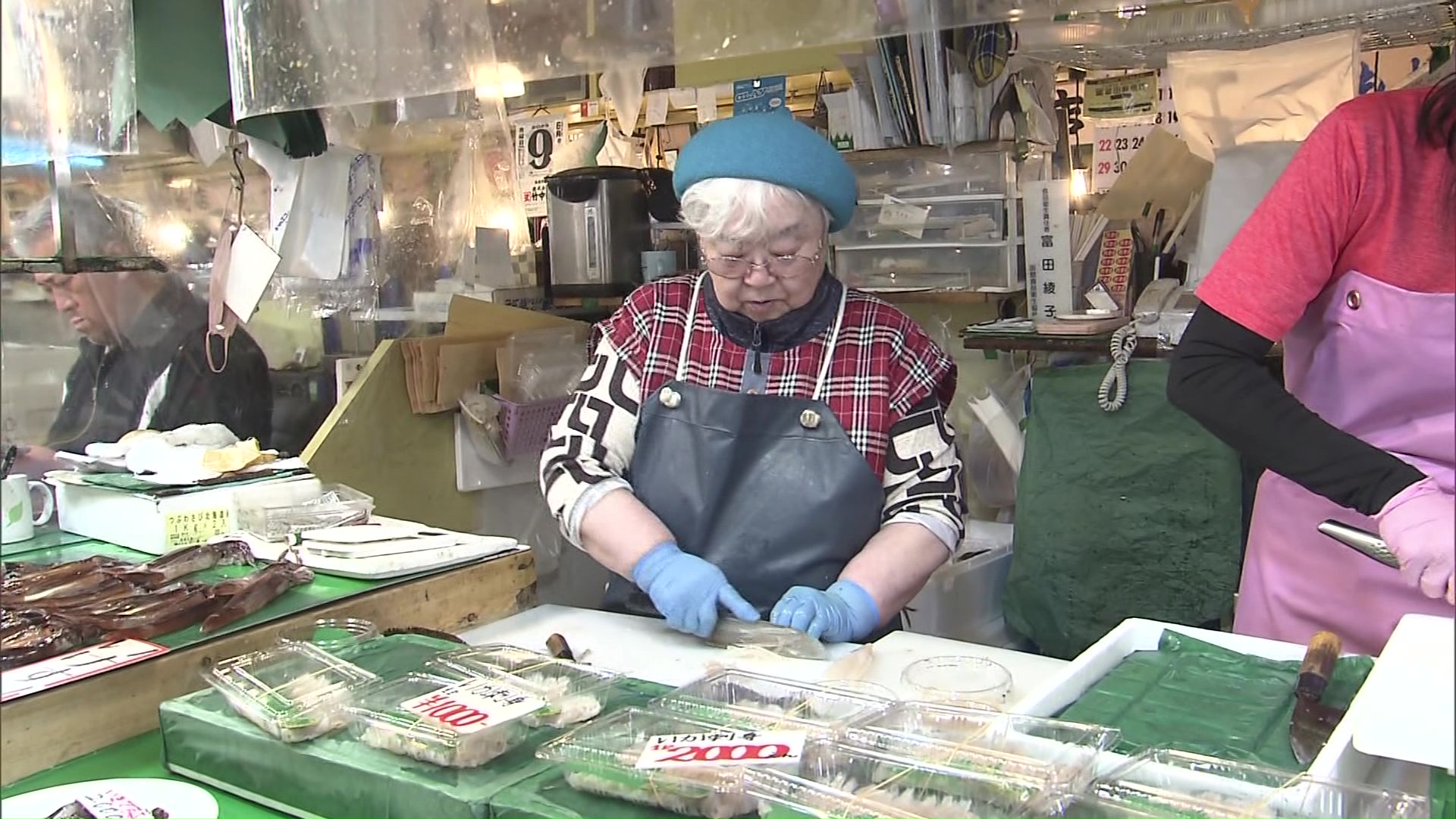 老舗のイカ専門の鮮魚店では