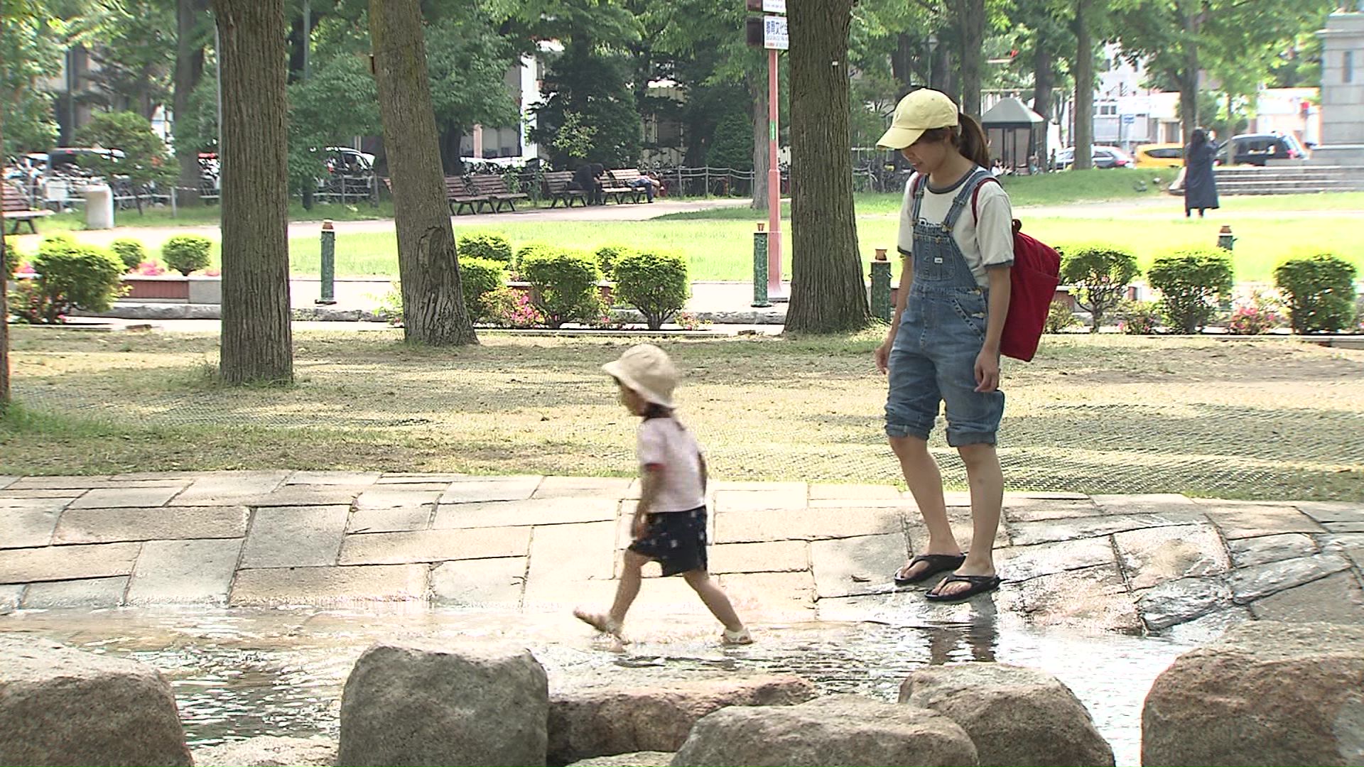 親子たちでにぎわう大通公園の遊水路