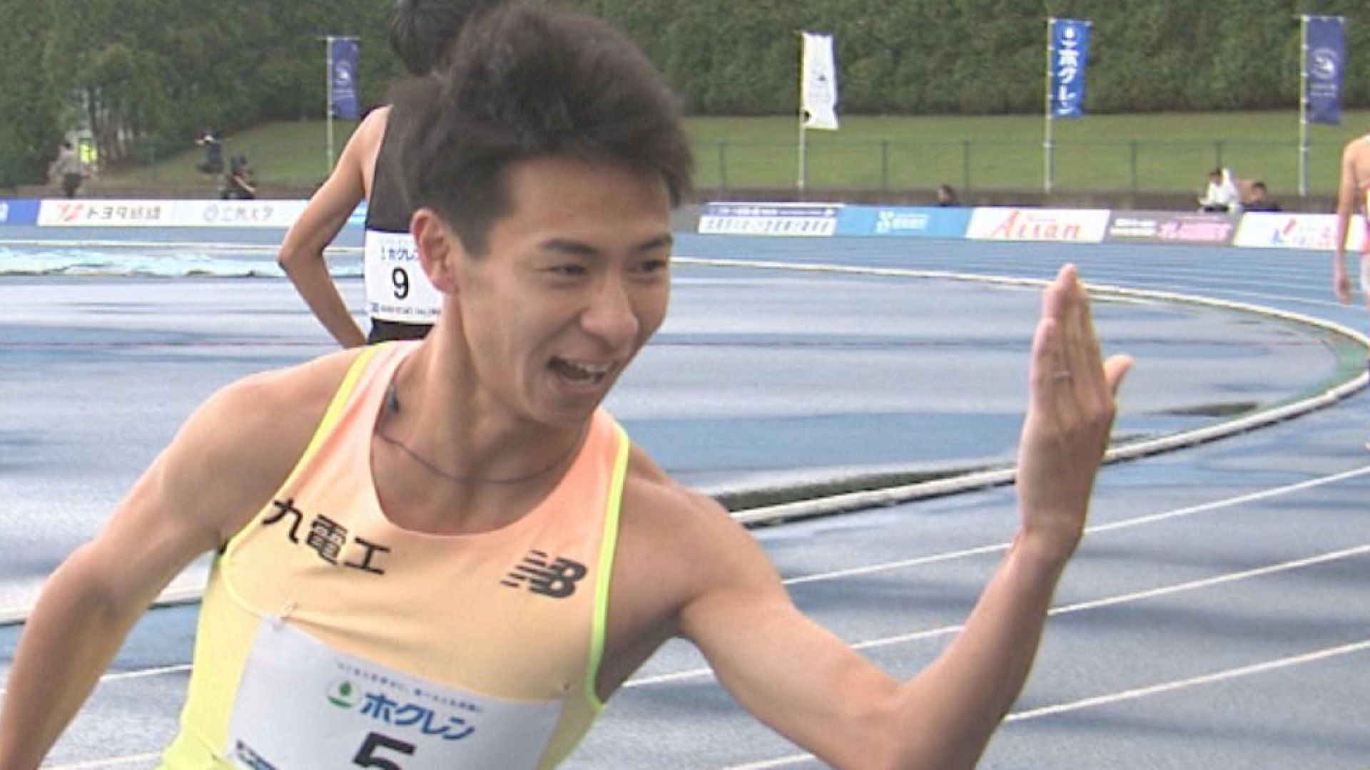 カメラマンに結婚指輪を披露する赤崎暁選手(九電工)