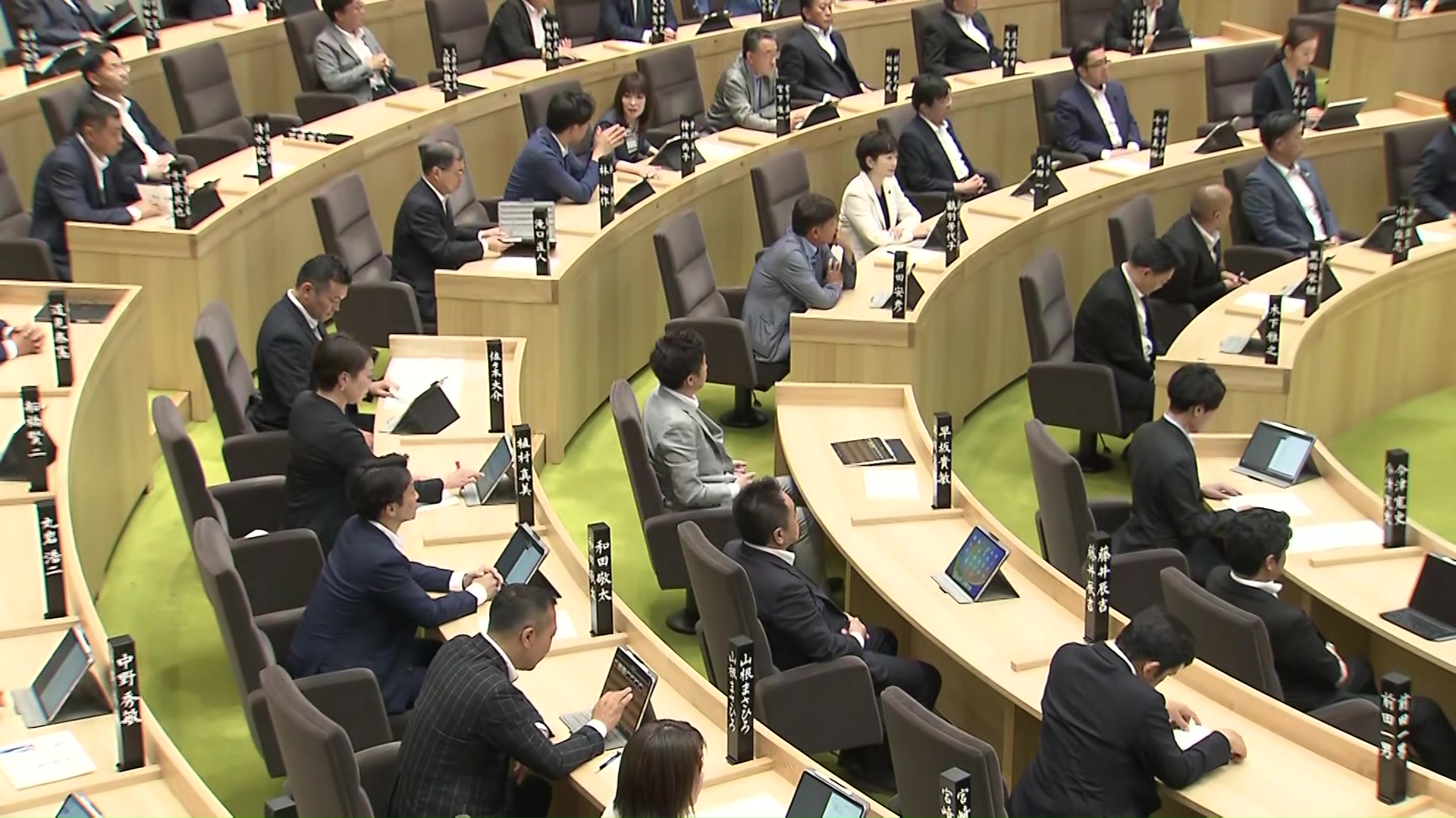 新たな舵取り役のもと船出を迎えた道議会