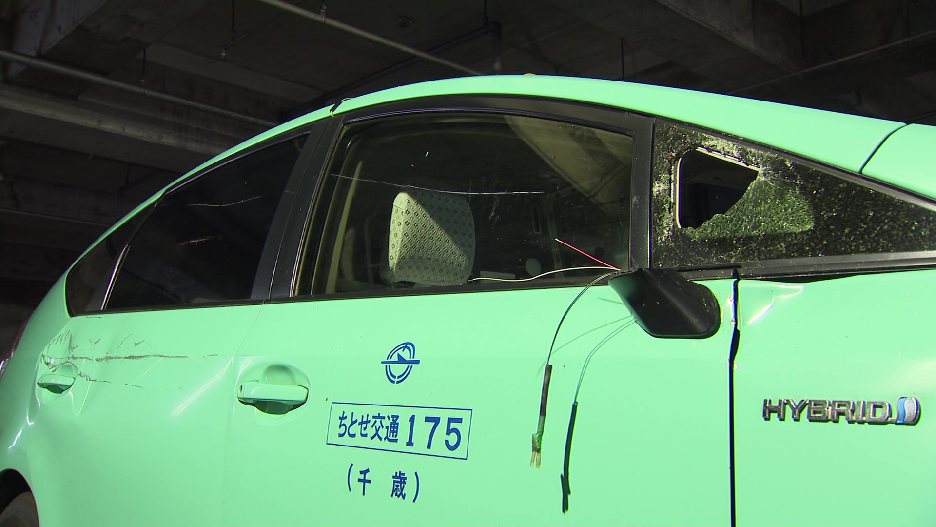 クマと衝突し破損するタクシー