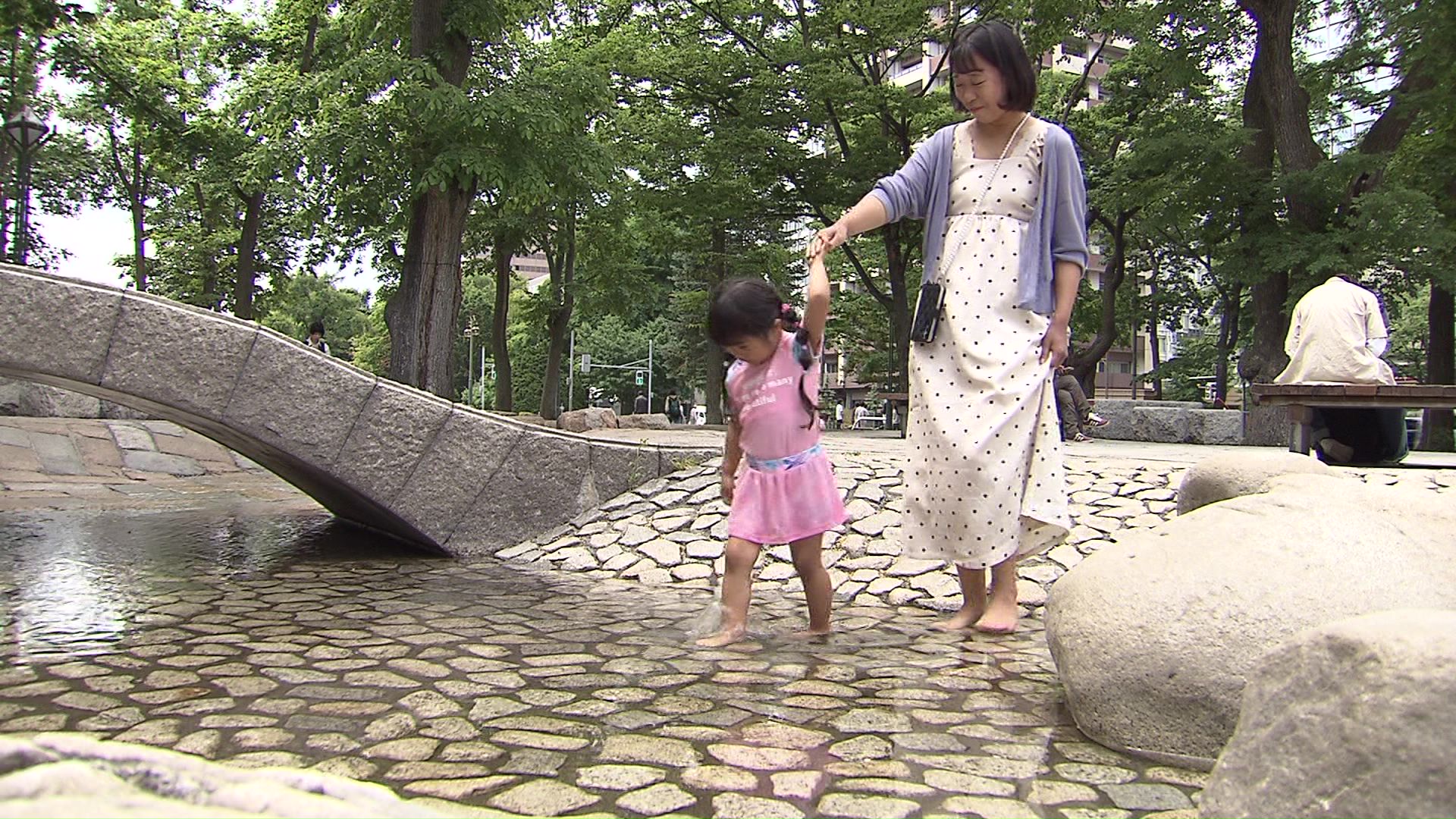 水遊びで涼む親子