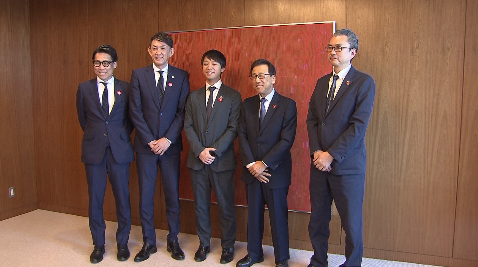 秋元札幌市長を表敬訪問したレバンガ北海道新オーナー小川嶺氏(左から3人目)