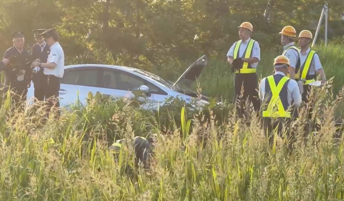 突っ込んだ乗用車