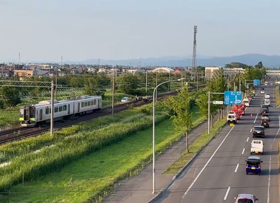 線路近くの交差点から突っ込んだか