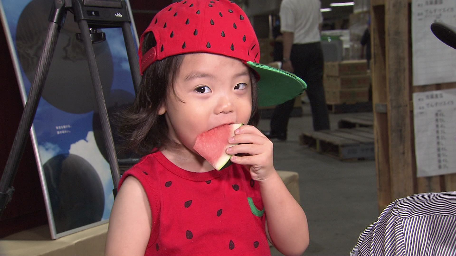 すいかを試食した子どももにっこり