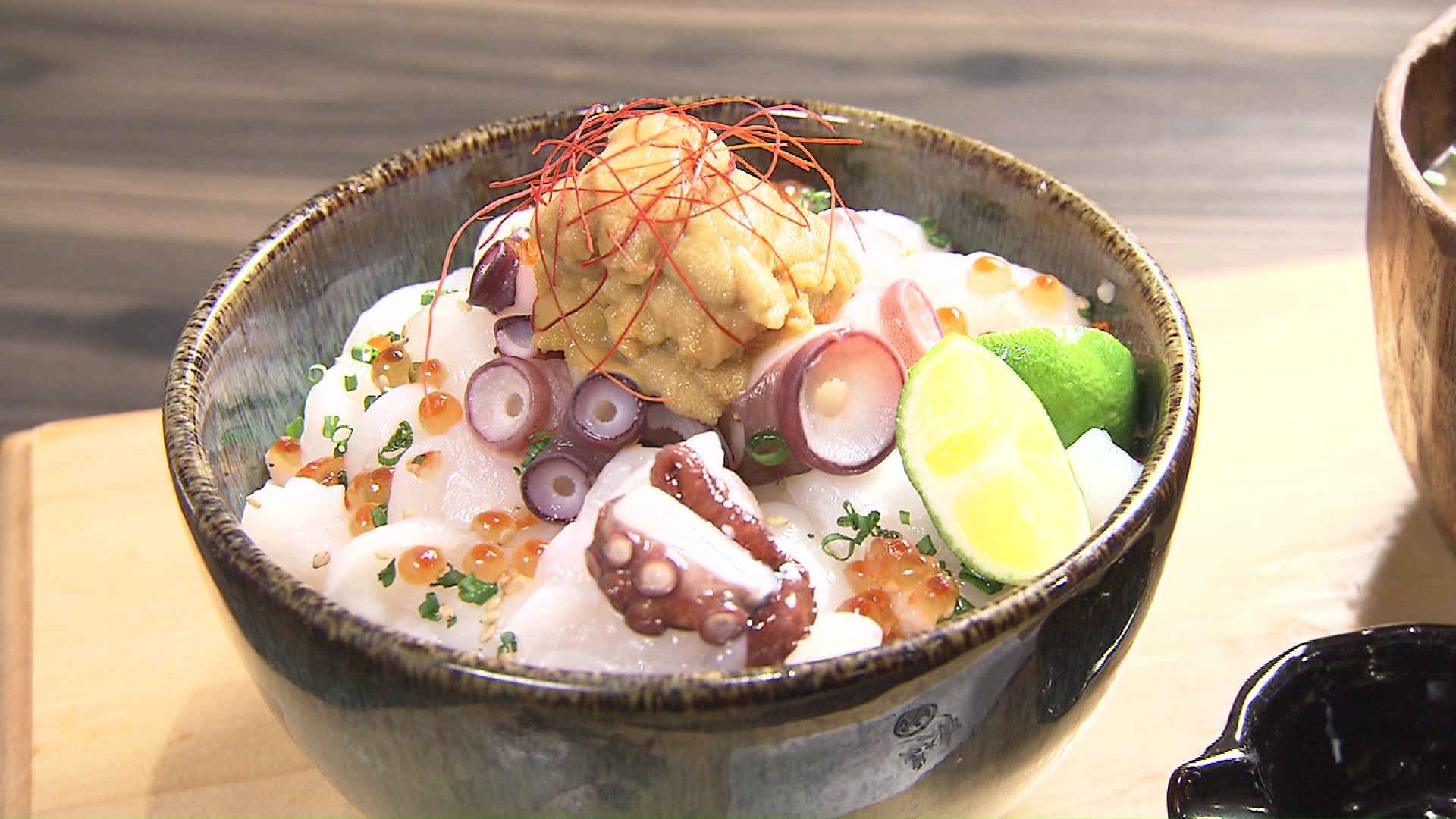 岩太郎商店の新名物「活たこうに丼」