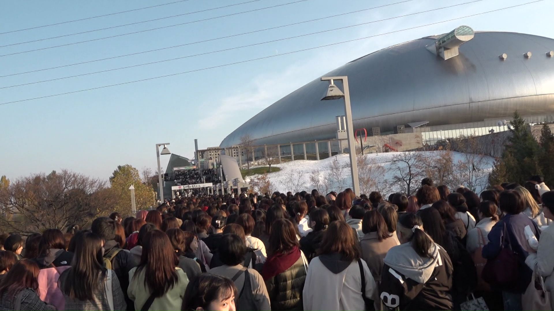 「SnowMan」のライブでは人だかりが―