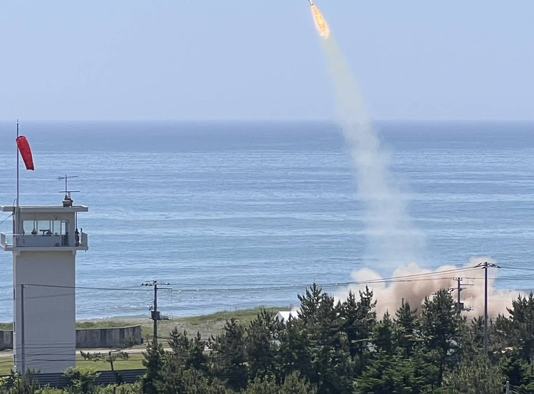 発射された長射程の地対艦ミサイル(提供:市民団体)