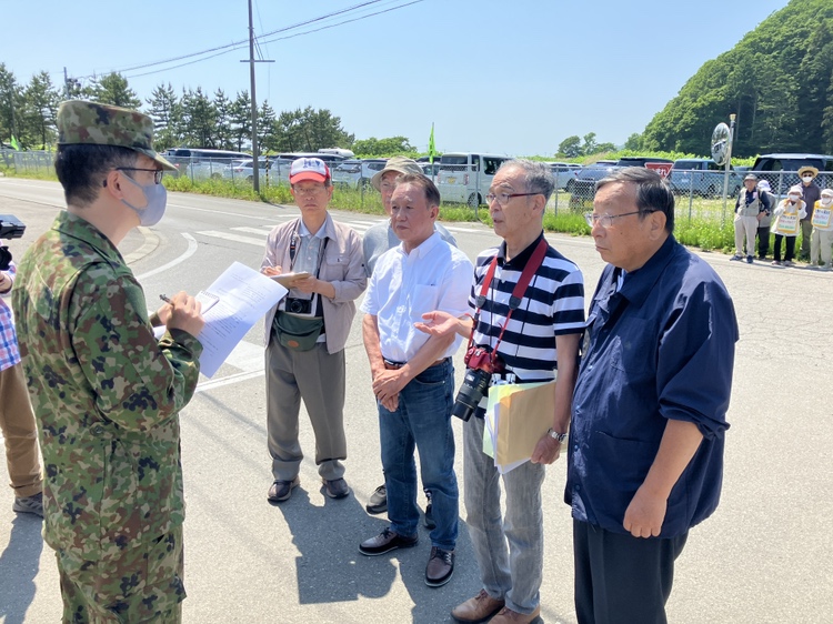 駐屯地に申し入れする市民団体