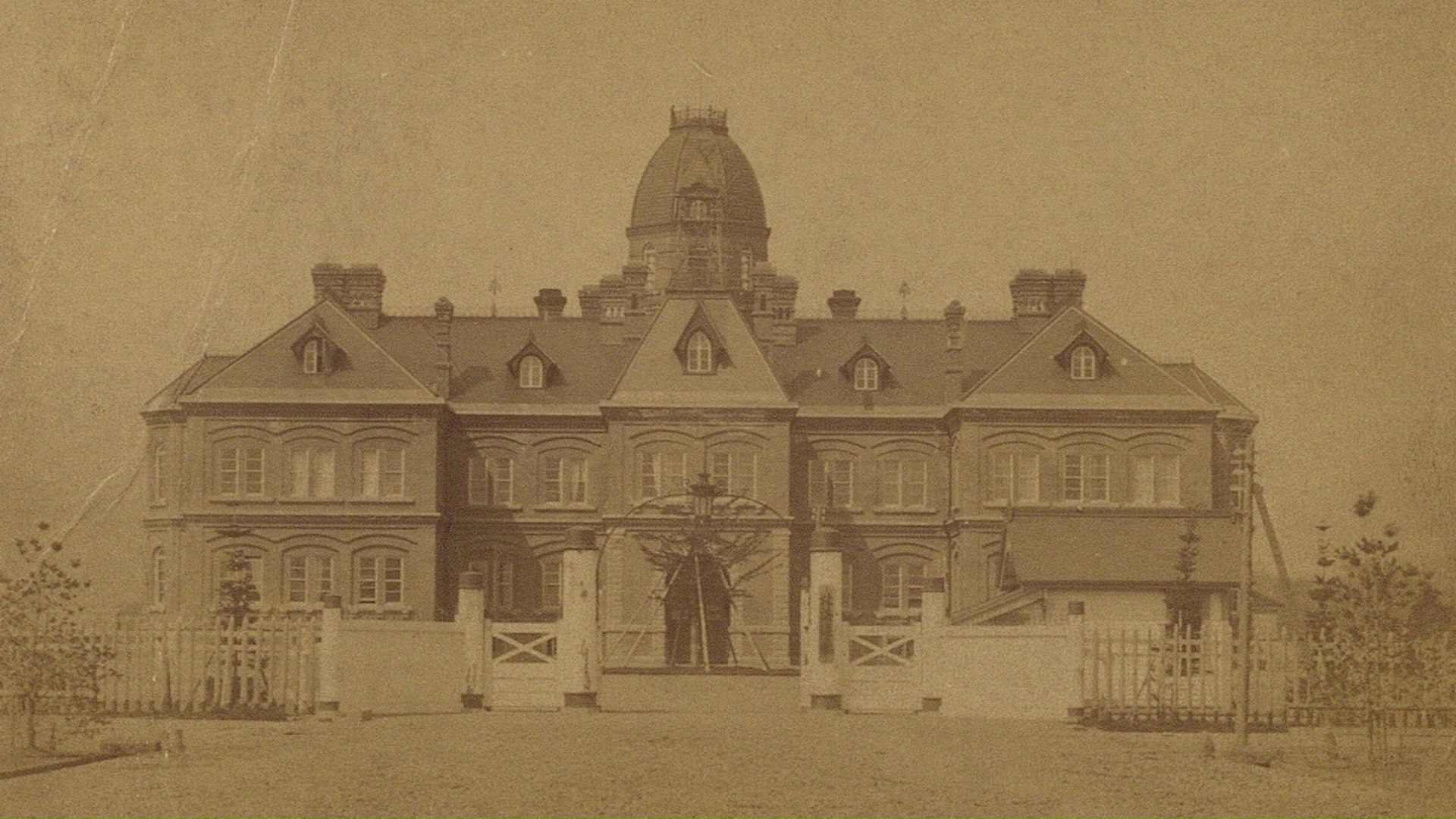 完成直後の赤れんが庁舎（提供 北海道大学附属図書館）