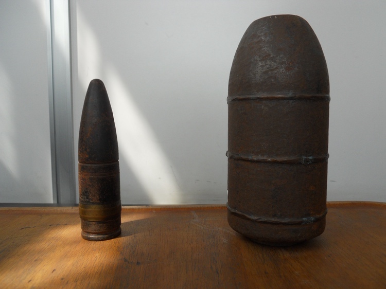 回収された砲弾（提供 北海道警）