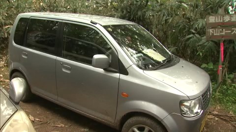 山頂付近で見つかった軽自動車
