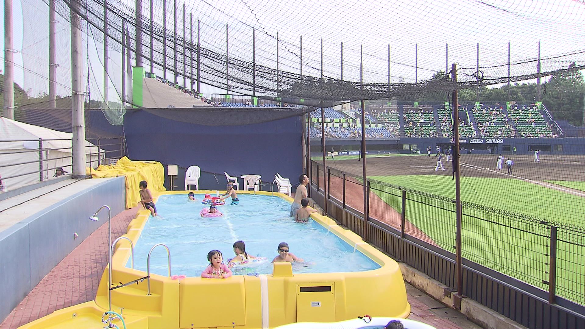 鎌スタで試合中にプールを楽しむ子供たち