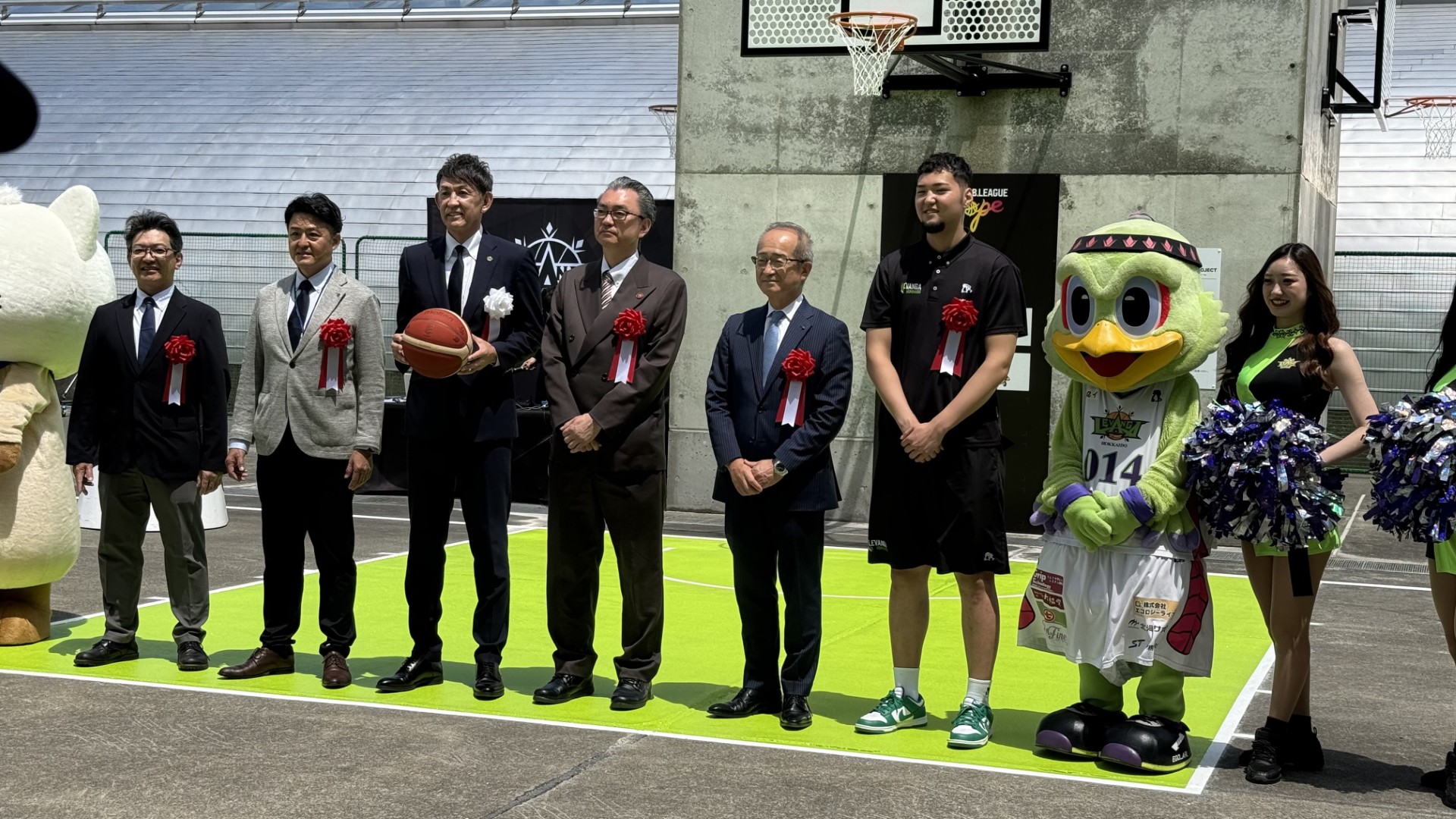 6月26日「LEVANGA COURT」竣工式に出席したレバンガ北海道・折茂武彦代表ら