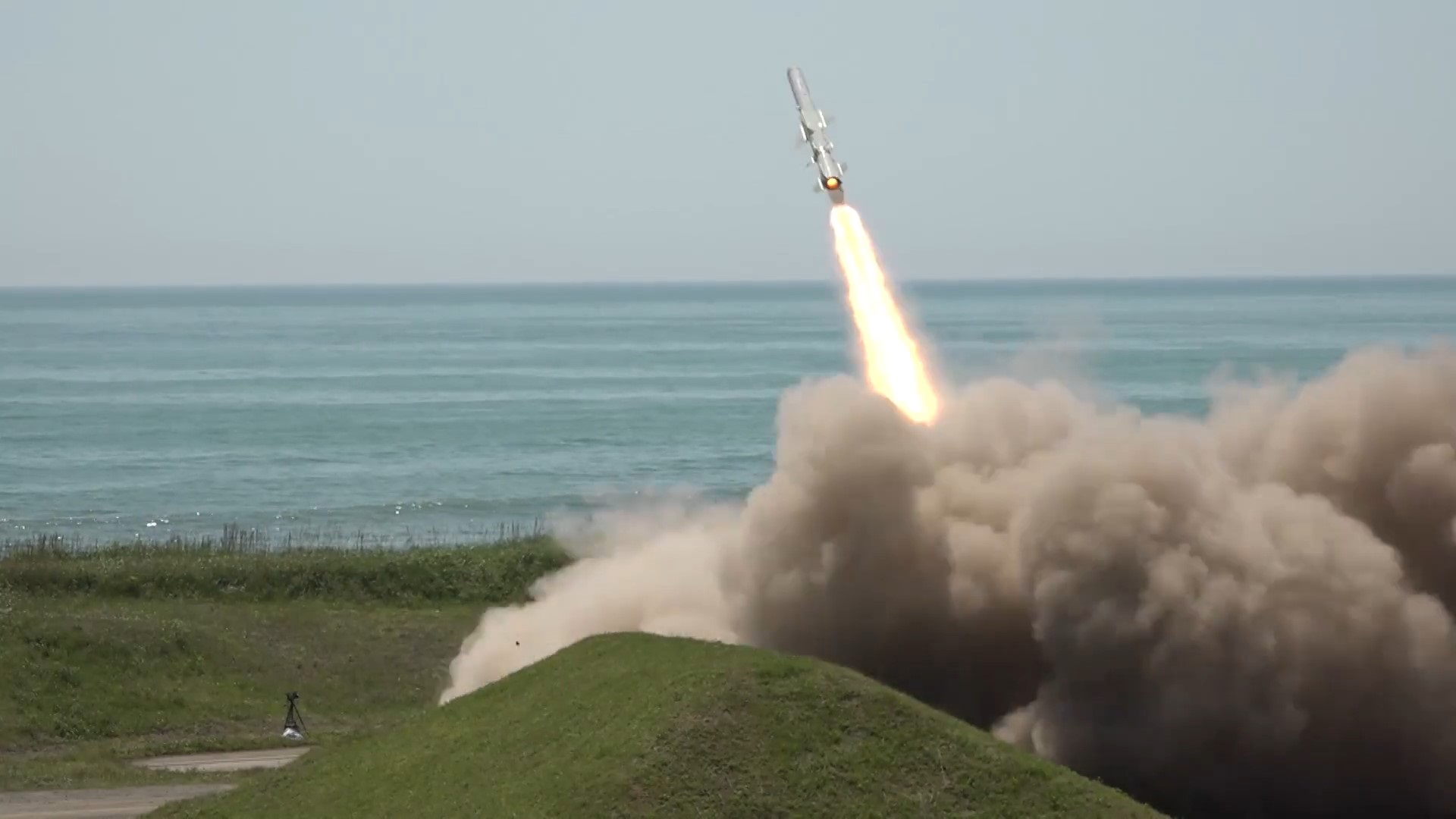 発射された88式地対艦誘導弾（提供：陸上幕僚監部）