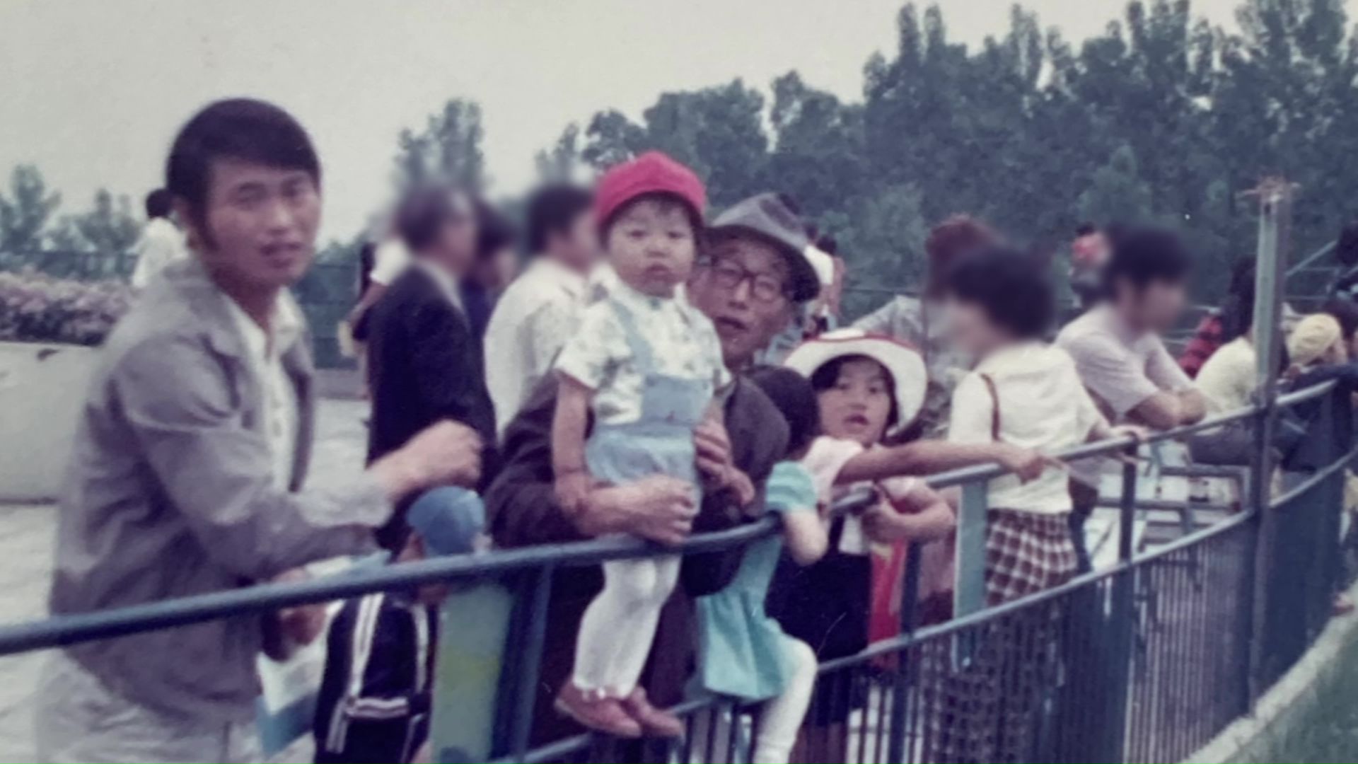 浦島さん（当時2歳）を抱きかかえる祖父・秀雄さん