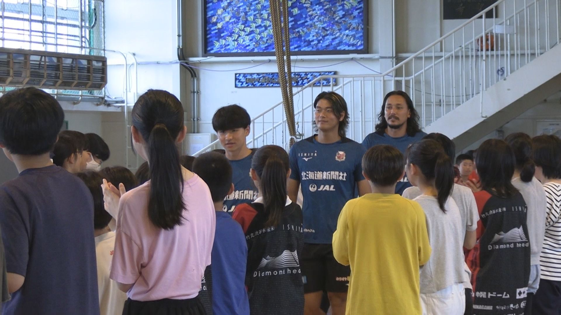 児童との交流を楽しんだ林田(左)・西野(中央)・大崎(右)