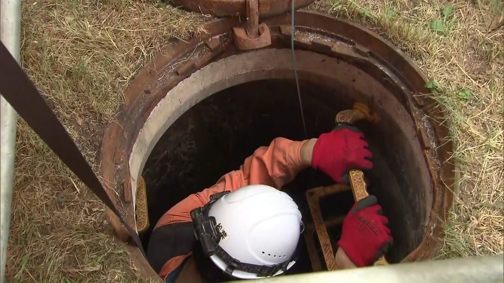 下水道管の調査でマンホールに入る作業員