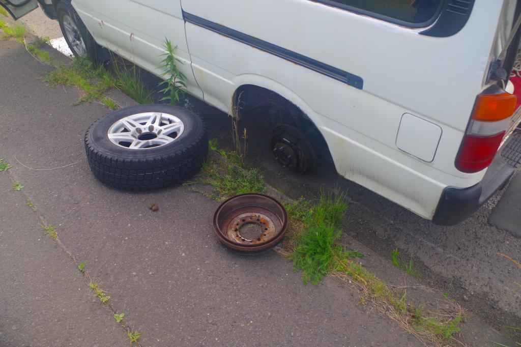 車から外れたタイヤ（提供 北海道警）