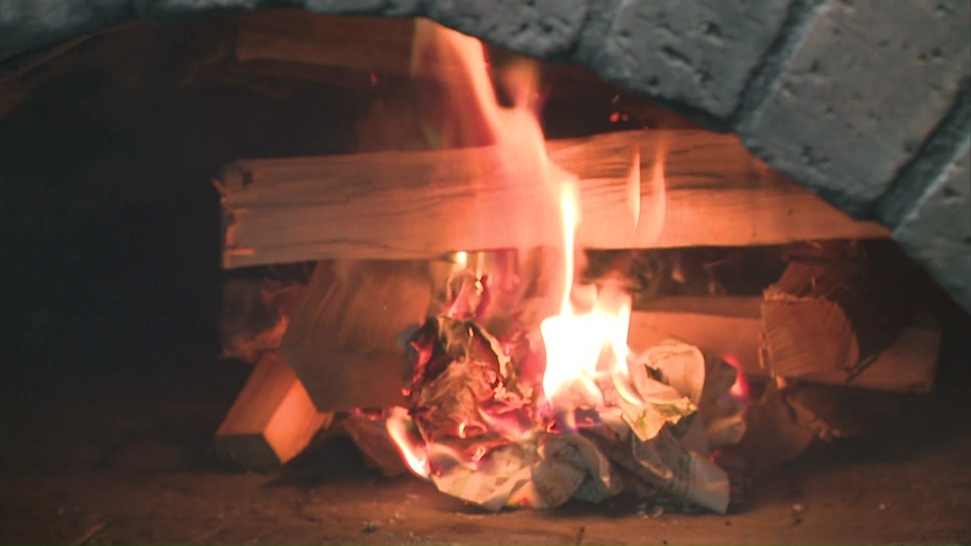 おいしく焼くため窯の中に残る水分を飛ばす