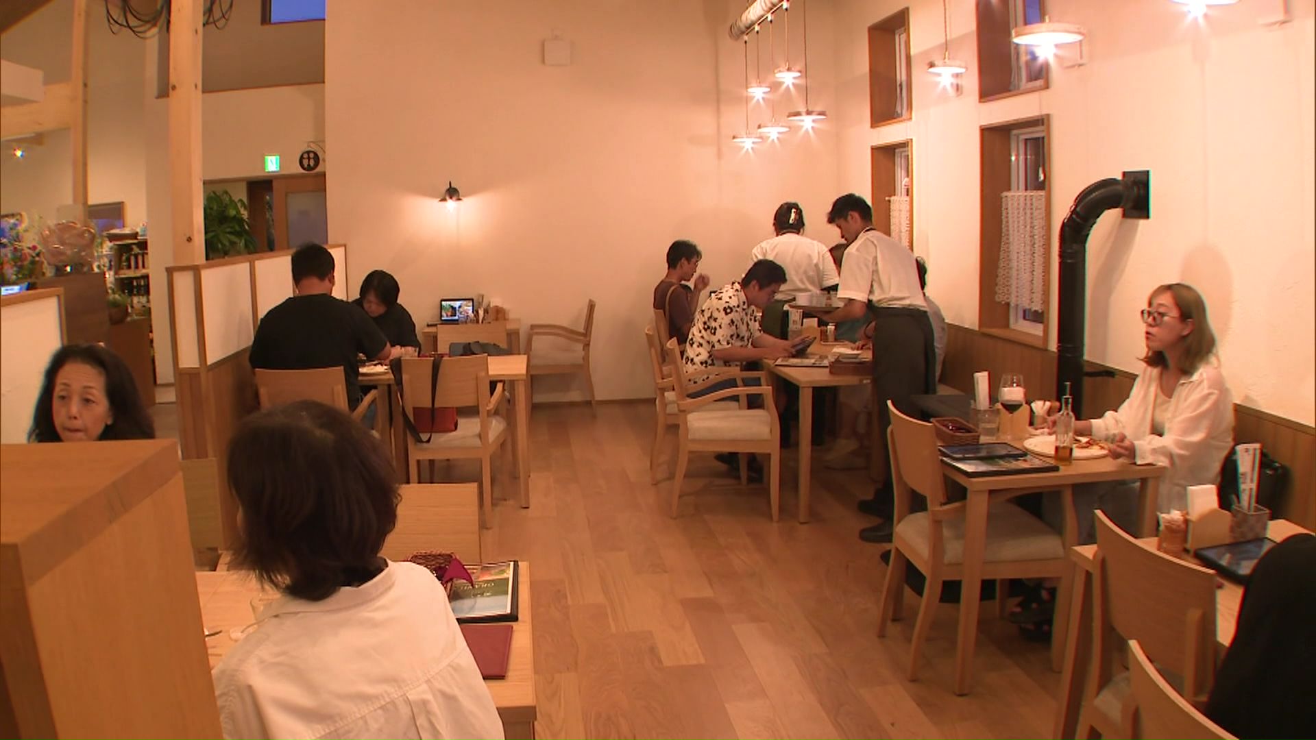 閉店の30分前でもほぼ満席の状態